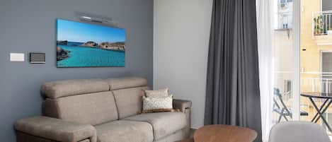 Apartment, 1 Bedroom, Kitchen, City View | Living area