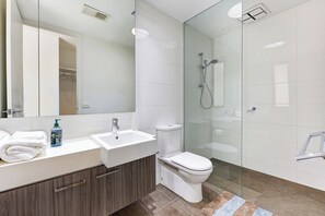 Towels, toilet paper - Bundoora unihill 3 beds house (Bundoora)