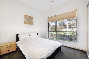 Iron/ironing board, Internet, bed sheets - Bundoora unihill 3 beds house (Bundoora)