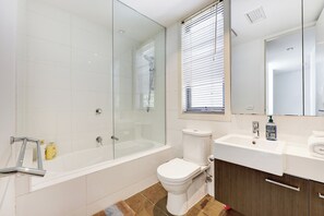 Towels, toilet paper - Bundoora unihill 3 beds house (Bundoora)