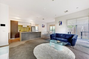 Living area - Bundoora unihill 3 beds house (Bundoora)