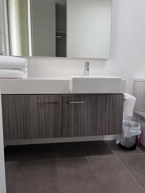 Bathroom - Bundoora unihill 3 beds house (Bundoora)