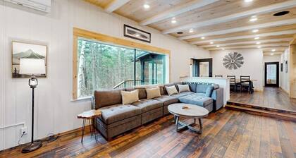 Modern home w/ outdoor patio, screened in porch, balcony & peaceful river views