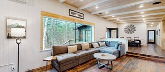 Modern home w/ outdoor patio, screened in porch, balcony & peaceful river views
