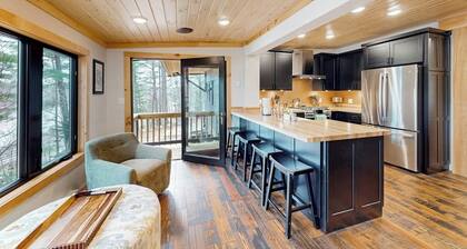 Modern home w/ outdoor patio, screened in porch, balcony & peaceful river views