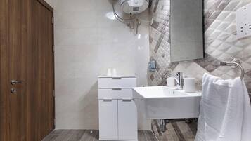 Apartment, Kitchen, City View | Bathroom