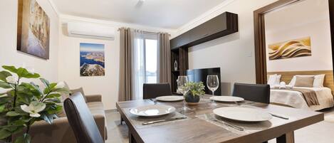Appartement, Plusieurs lits, non-fumeur, vue sur la ville | Restauration