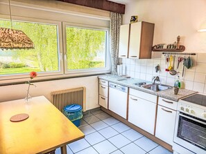 Een koelkast, een magnetron, een oven, een vaatwasser