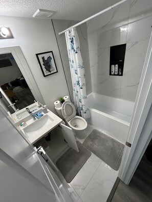 Haartrockner, Handtücher, Seife, Toilettenpapier