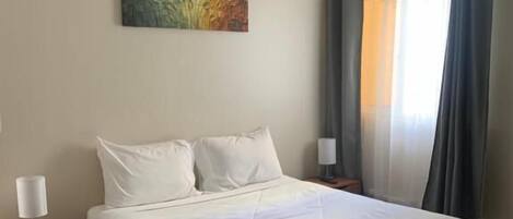 Chambre familiale, vue sur la cour intérieure | AccÚs au Wi-Fi (inclus)
