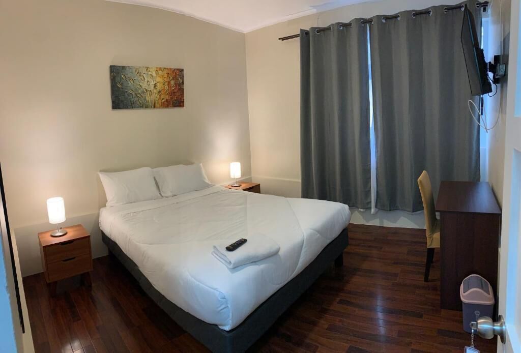 Quarto casal básico, vista para o pátio