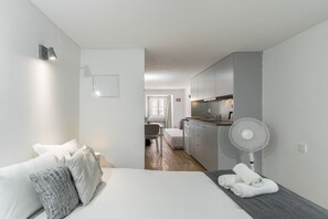 1 bedroom, bed sheets - Santos Studio by Homing (Lisbon)