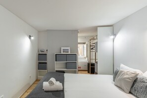 1 bedroom, bed sheets - Santos Studio by Homing (Lisbon)