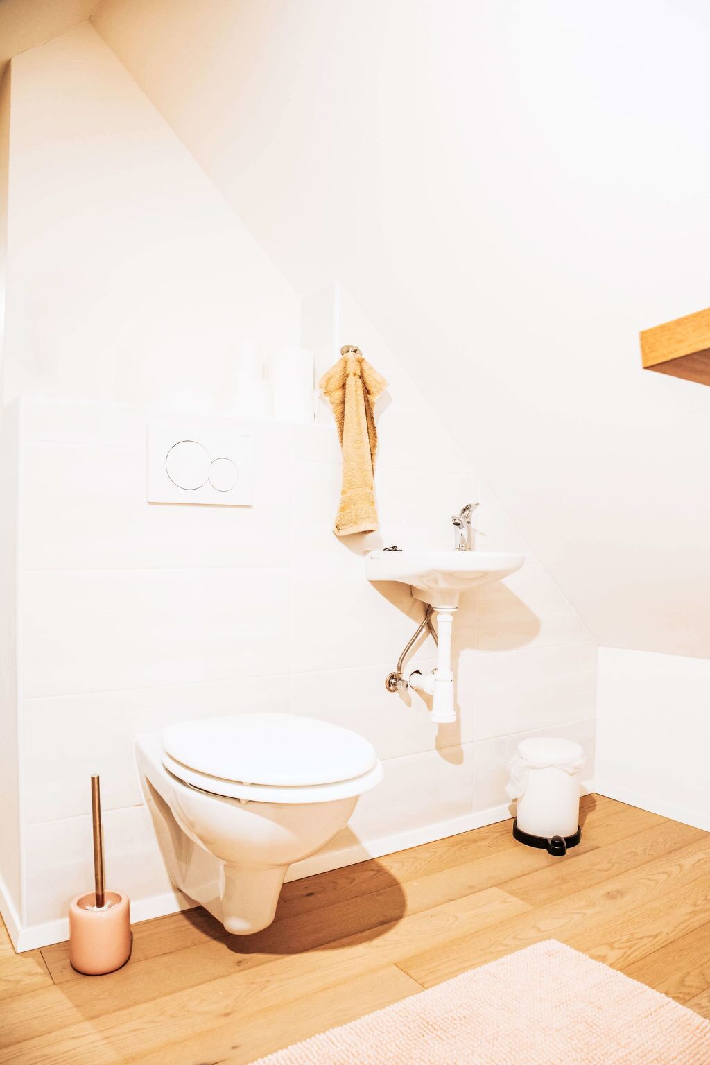 A bathroom with a toilet, sink, and bathtub.