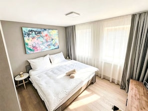 6 sovrum, skrivbord och internet