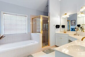 Hair dryer, towels, soap, shampoo - Spacious Sneville 3BD Home w/ Home Office proximity to Atlanta (Snellville)