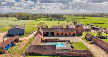 Stunning Five Bedroom Home Near Tewkesbury
