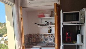 A compact kitchen with a refrigerator, microwave, and a small sink. - Bright studio apartment near the beaches – Portiragnes Village (Portiragnes)