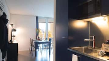 Kühlschrank, Mikrowelle, Kochgeschirr/Geschirr/Besteck