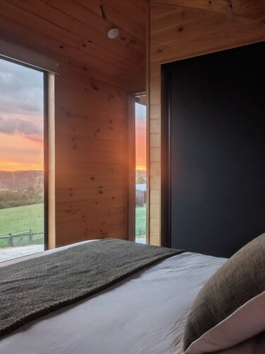 BURRA BRAE TINY HOME FARM STAY - CLYDESDALES & HIGHLANDS