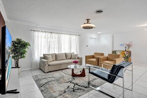 TV, table football, ping pong - Heated pool-6min2Beach-Dream patio-Pergola-Golf (Fort Lauderdale)