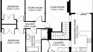 Ein Grundriss mit Terrasse, zwei Schlafzimmern, einem Lagerraum, einem Wohnzimmer, einem Flur, einem Badezimmer, einer Waschküche und einer Küche/Esszimmer.
