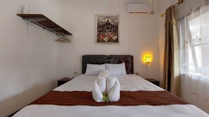 A hotel room with a bed, a wall-mounted shelf, a painting, and a window with curtains. - Borobudur Daleme Make Homestay (Borobudur)