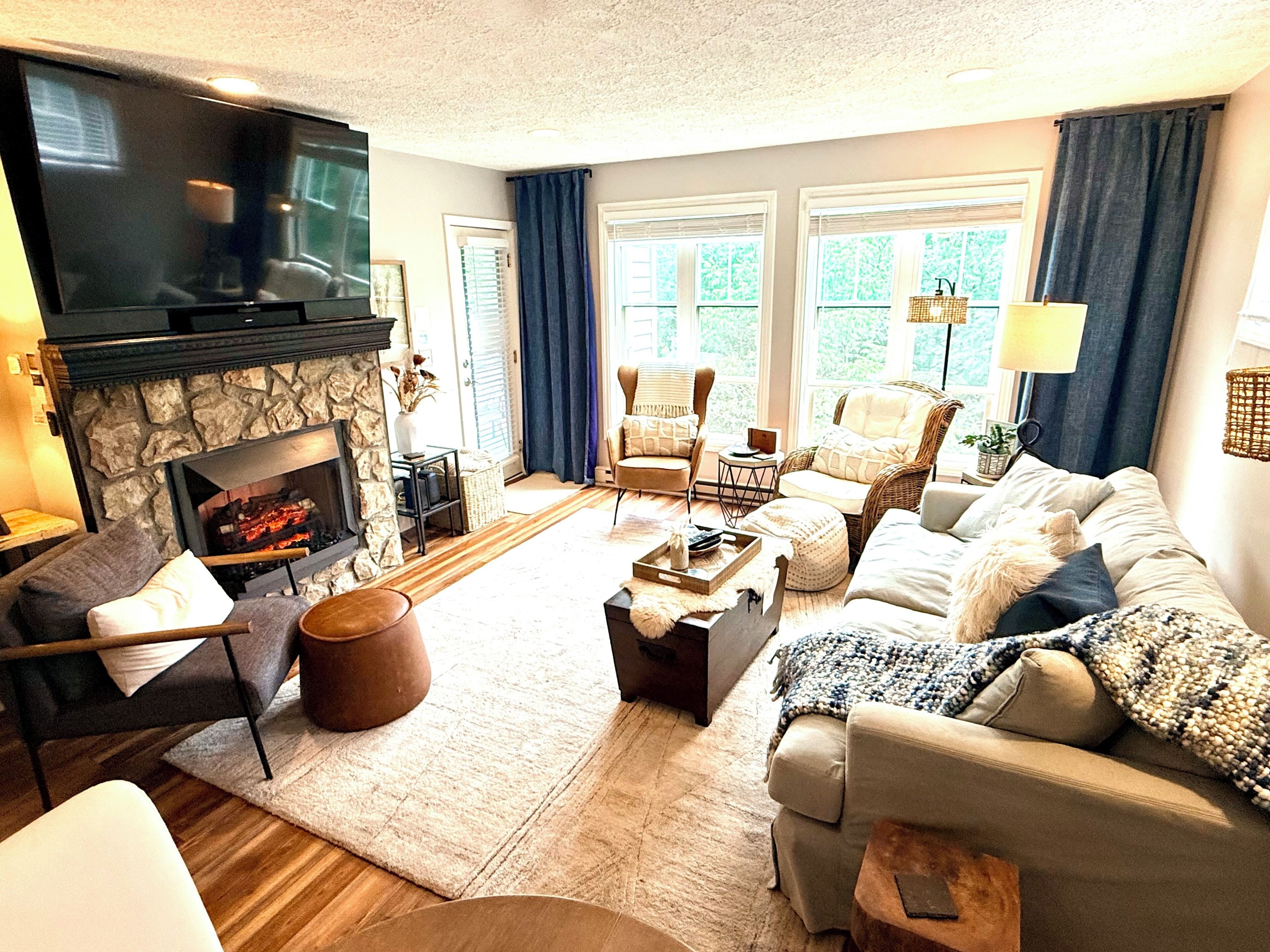 Smart TV, fireplace, books, stereo