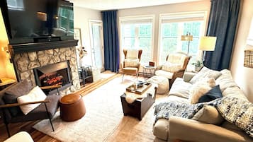 Smart TV, fireplace, books, stereo