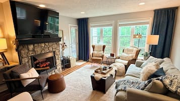 Smart TV, fireplace, books, stereo