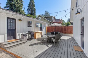 Outdoor dining - The Perfect CDA Escape - Beach, Trails & Downtown All Within Walking Distance (Coeur d'Alene)