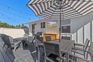 Outdoor dining - The Perfect CDA Escape - Beach, Trails & Downtown All Within Walking Distance (Coeur d'Alene)
