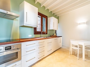 Kühlschrank, Mikrowelle, Ofen, Geschirrspüler
