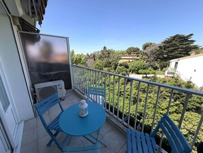 Outdoor dining - Fully equipped, quiet apartment for 6, beaches and Sanary within walking distance, garage. (SIX FOURS LES PLAGES)