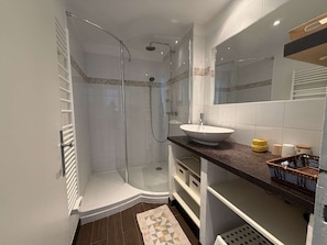 Bathroom - Fully equipped, quiet apartment for 6, beaches and Sanary within walking distance, garage. (SIX FOURS LES PLAGES)