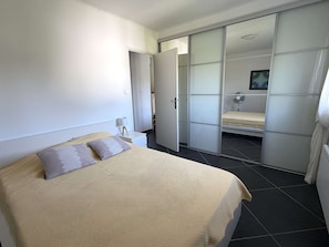 Room - Fully equipped, quiet apartment for 6, beaches and Sanary within walking distance, garage. (SIX FOURS LES PLAGES)