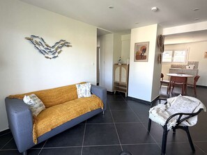 TV - Fully equipped, quiet apartment for 6, beaches and Sanary within walking distance, garage. (SIX FOURS LES PLAGES)