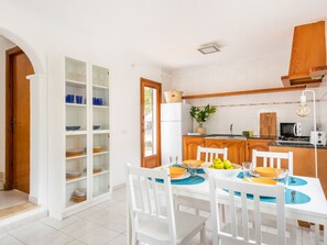 Kühlschrank, Mikrowelle, Ofen, Kochgeschirr/Geschirr/Besteck