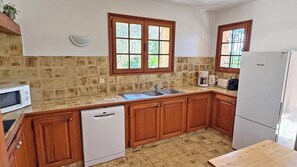 Fridge, microwave, oven, dishwasher - Villa for 8 people - Sea view - Private pool - Air conditioning - Wifi - Sainte Maxime -... (STE MAXIME)