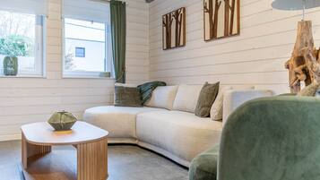 Smart-tv, een open haard en boeken