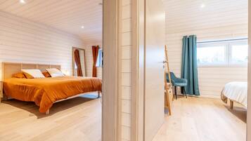 3 slaapkamers, een bureau, een strijkplank/strijkijzer, reisbedje