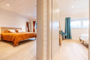 3 makuuhuonetta, työpöytä, silitysrauta/-lauta, vauvan matkasänky