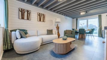 Smart-tv, een open haard en boeken