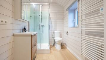 Shower, hair dryer, towels, toilet paper