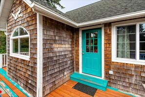 Exterior detail - Coastal Family Home | EV Charger | Deck & Grill (Grayland)