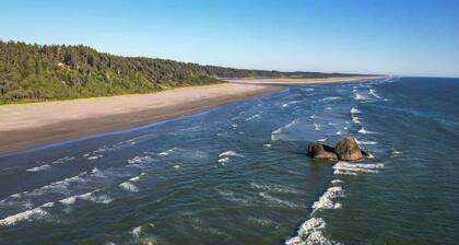 3BR Copalis Beach Cottage | Fireplace | Dogs OK