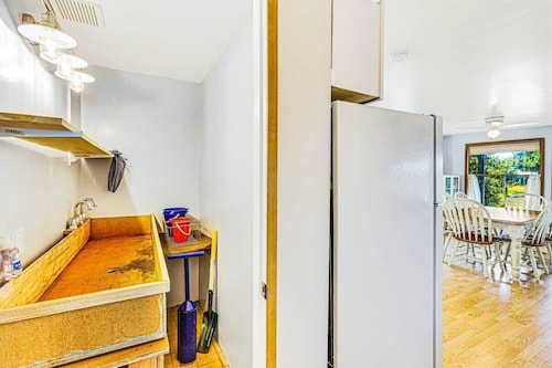 3BR Copalis Beach Cottage | Fireplace | Dogs OK