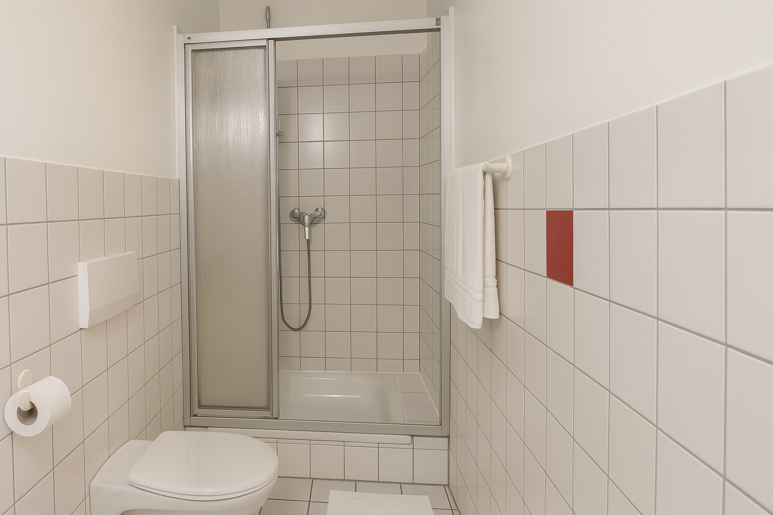 Superior-Studio | Badezimmer | Dusche, Haartrockner, Handtücher, Toilettenpapier