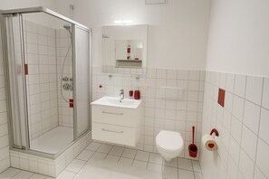 Standard-Studio | Badezimmer | Dusche, Haartrockner, Handtücher, Toilettenpapier