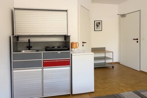 Economy-Studio | Eigene Küche | Kühlschrank, Herdplatte, Kochgeschirr/Geschirr/Besteck
